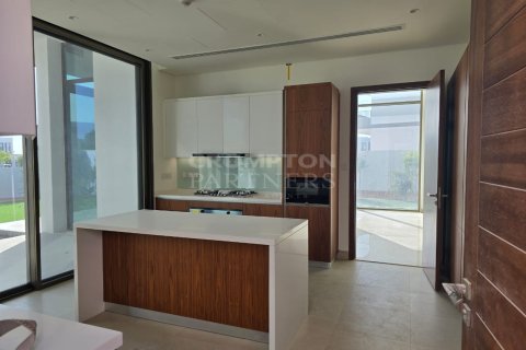 5 bedrooms Villa in Abu Dhabi, UAE No. 83196 10