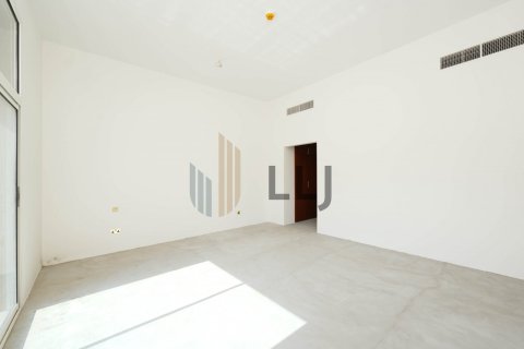 7 bedrooms Villa in Abu Dhabi, UAE No. 46893 15