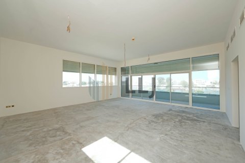 7 bedrooms Villa in Abu Dhabi, UAE No. 46893 12