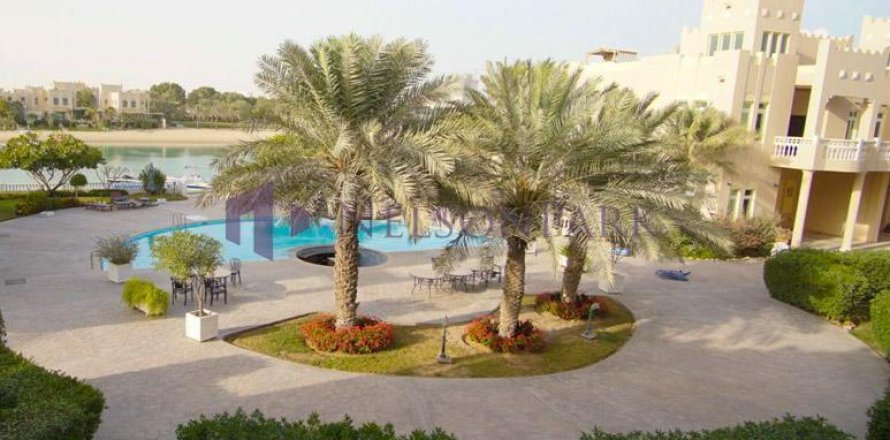 5 bedrooms Villa in Doha, Qatar No. 58384