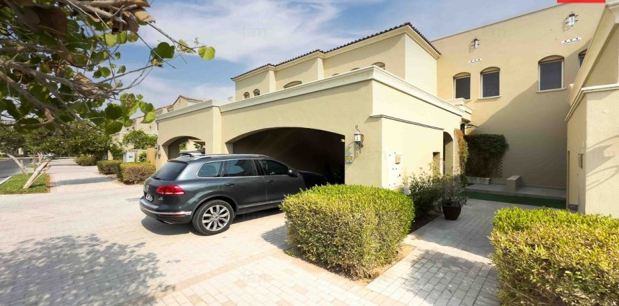 Villa de 2 dormitorios en Dubai, UAE No. 104047