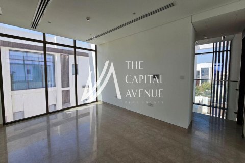 5 bedrooms Villa in Abu Dhabi, UAE No. 86805 24