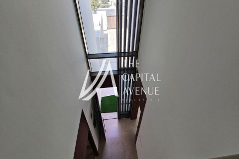 5 bedrooms Villa in Abu Dhabi, UAE No. 86805 30