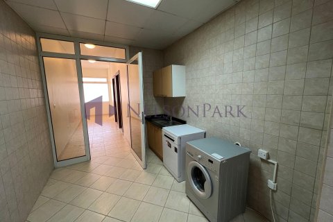 4 bedrooms Villa in Doha, Qatar No. 57970 8