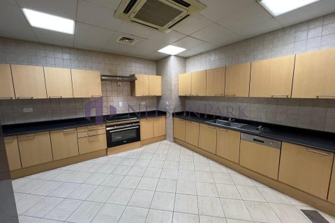 4 bedrooms Villa in Doha, Qatar No. 57970 4