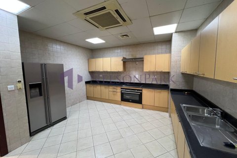 4 bedrooms Villa in Doha, Qatar No. 57970 5