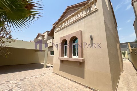 5 bedrooms Villa in Doha, Qatar No. 57969 5