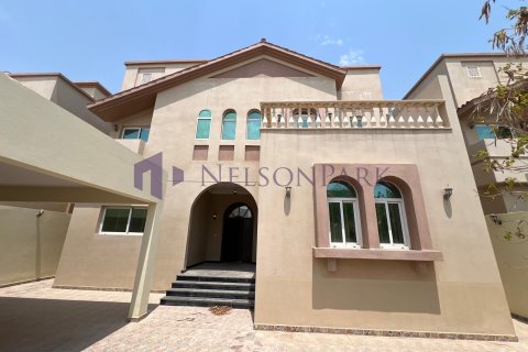 5 bedrooms Villa in Doha, Qatar No. 57969 3