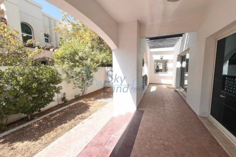 Villa comercial de 4 dormitorios en Umm Suqeim, UAE No. 72595 4