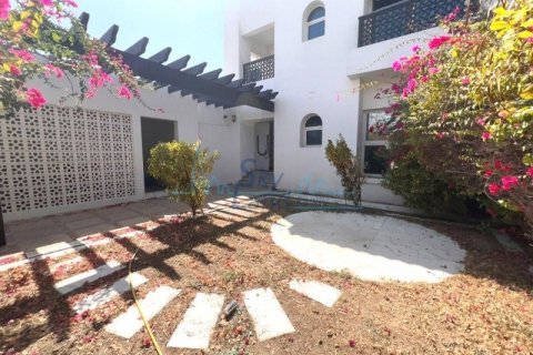 Villa comercial de 4 dormitorios en Umm Suqeim, UAE No. 72595 2