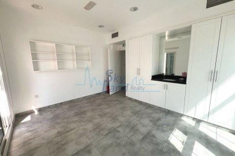 Villa comercial de 4 dormitorios en Umm Suqeim, UAE No. 72595 18