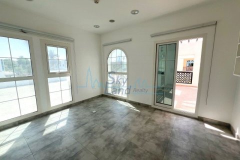 Villa comercial de 4 dormitorios en Umm Suqeim, UAE No. 72595 20