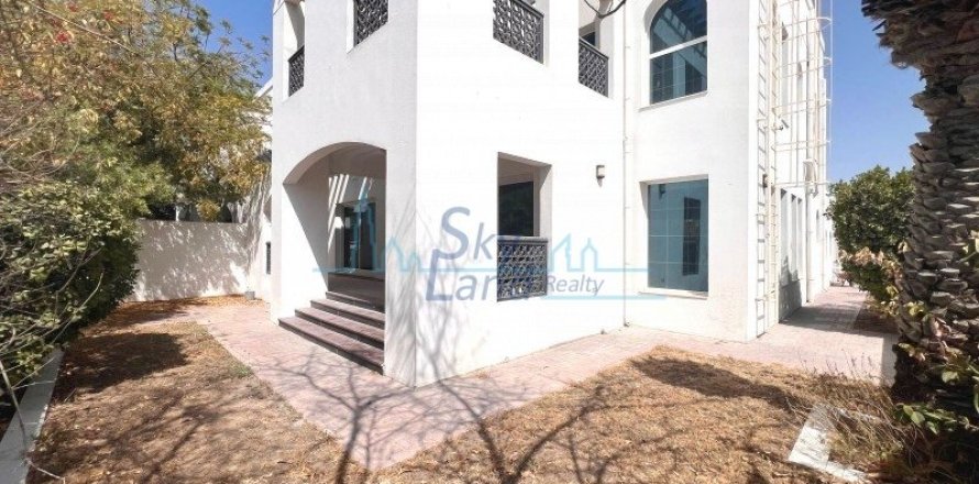 Villa comercial de 4 dormitorios en Umm Suqeim, UAE No. 72595
