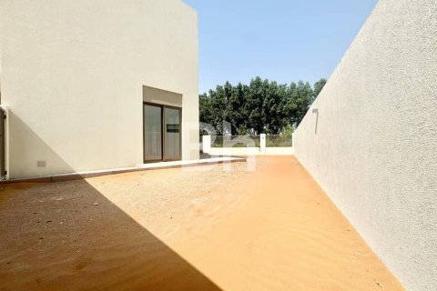 Вилла с 4 спальнями в Dubai Land, ОАЭ №87245 23