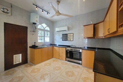 Villa de 4 dormitorios en Muscat, Oman No. 98585 3