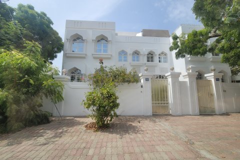 Villa de 4 dormitorios en Muscat, Oman No. 98585 1