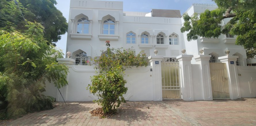Villa de 4 dormitorios en Muscat, Oman No. 98585