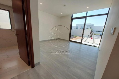 Villa de 4 dormitorios en Abu Dhabi, UAE No. 90037 3