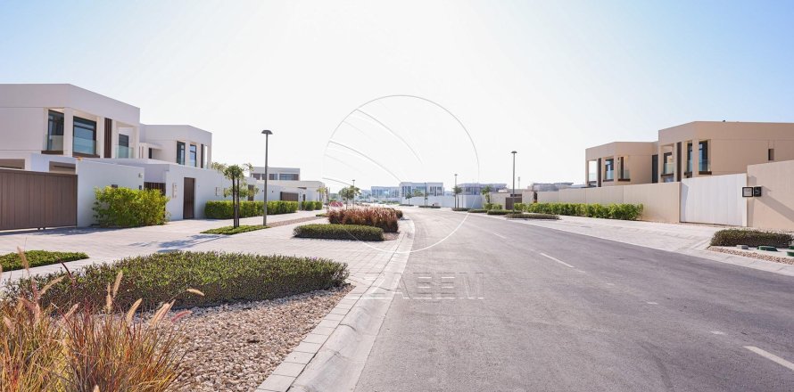 Villa de 4 dormitorios en Abu Dhabi, UAE No. 90037