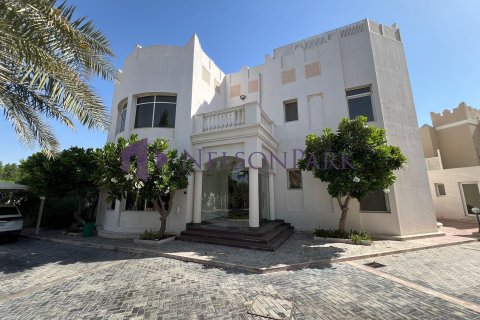 4 bedrooms Villa in Doha, Qatar No. 58528 1