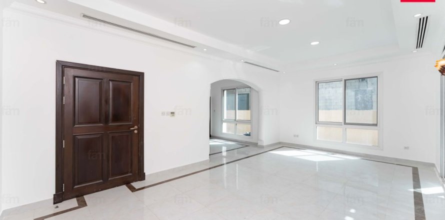 4 bedrooms Villa in Dubai, UAE No. 56434