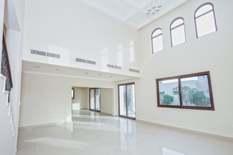 Villa de 4 dormitorios en Rasha, UAE No. 81768 3