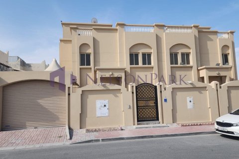 6 bedrooms Villa in Doha, Qatar No. 60965 1
