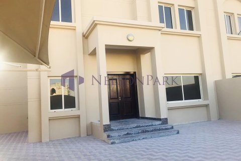 6 bedrooms Villa in Doha, Qatar No. 60965 2
