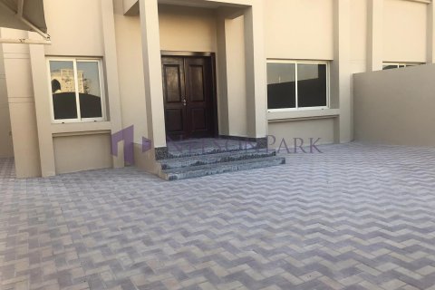 6 bedrooms Villa in Doha, Qatar No. 60965 21