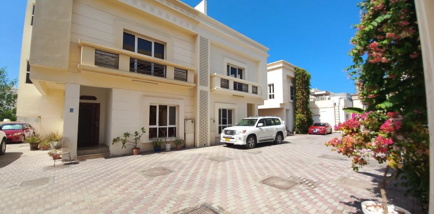 Villa de 5 dormitorios en Muscat, Oman No. 98889