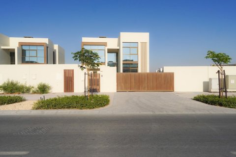 4 bedrooms Commercial property in Abu Dhabi, UAE No. 79869 2