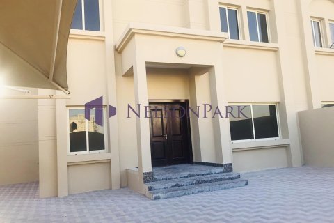 6 bedrooms Villa in Doha, Qatar No. 60994 3