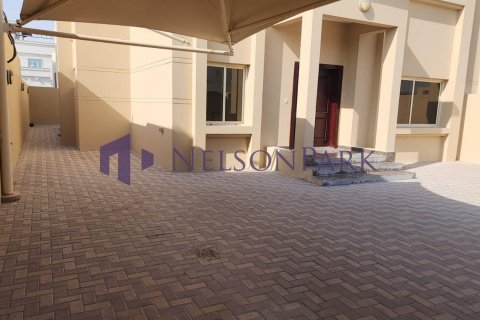 6 bedrooms Villa in Doha, Qatar No. 60994 5