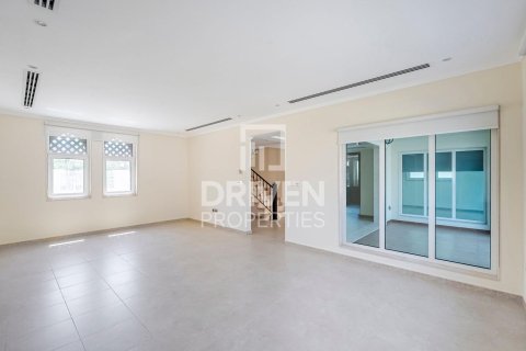 3 غرف نوم فيلا في Legacy, الإمارات العربية المتحدة رقم 85498 9