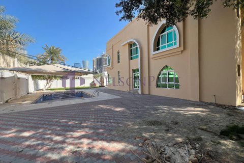 5 bedrooms Villa in Doha, Qatar No. 57972 5