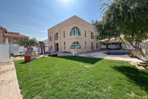 5 bedrooms Villa in Doha, Qatar No. 57972 3