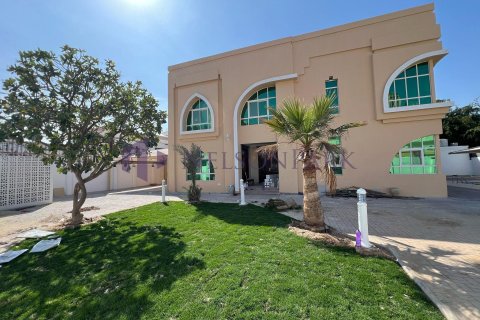 5 bedrooms Villa in Doha, Qatar No. 57972 1