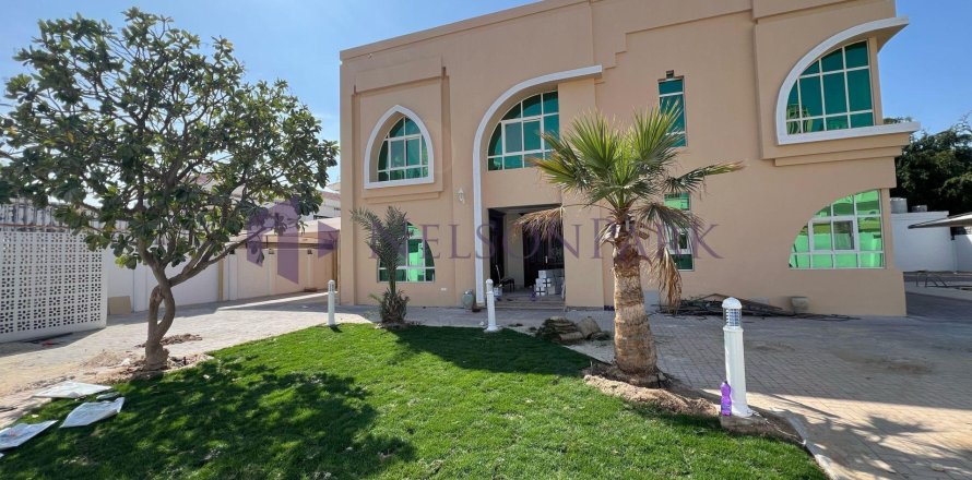 5 bedrooms Villa in Doha, Qatar No. 57972