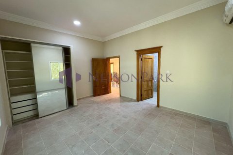 5 bedrooms Villa in Doha, Qatar No. 57972 20