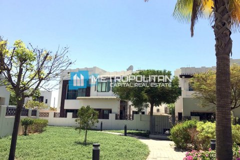 Villa de 4 dormitorios en Al Bateen, UAE No. 8997 3