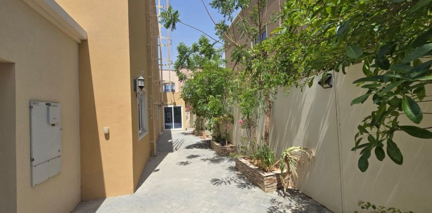 Villa de 4 chambres à Dubai, UAE No. 83396