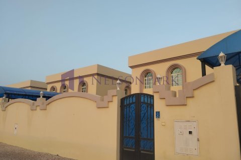 6 bedrooms Villa in Al Shamal, Qatar No. 57731 3