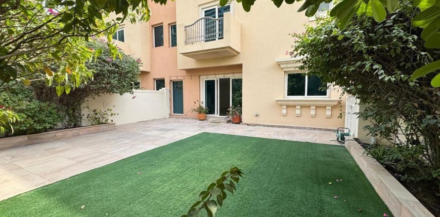 Townhouse de 4 dormitorios en Dubai Sports City, UAE No. 102879