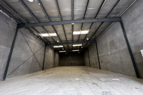 335.4m² Warehouse in Ras Al Khor, UAE No. 15012 1