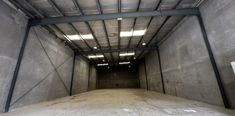 335.4m² Warehouse in Ras Al Khor, UAE No. 15012