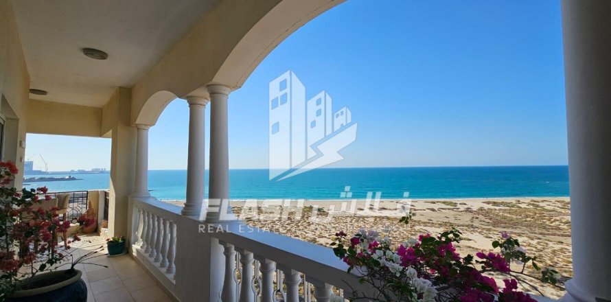 Квартира с 2 спальнями в Al Hamra Village, ОАЭ №88542