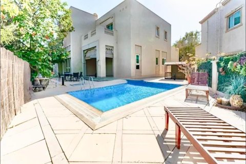 Вилла с 4 спальнями в Jumeirah Islands, ОАЭ №102938 2