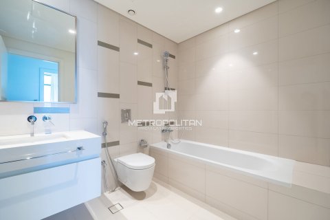 Квартира с 2 спальнями в EMAAR Beachfront, ОАЭ №77847 11