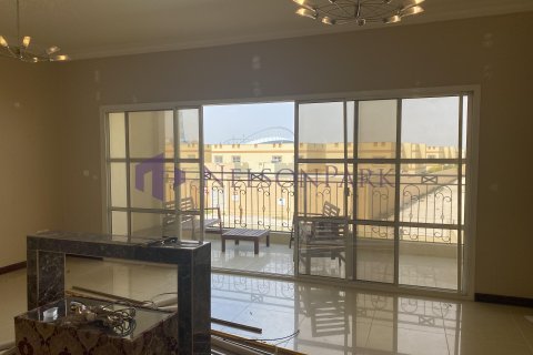 4 bedrooms Villa in Doha, Qatar No. 58217 7