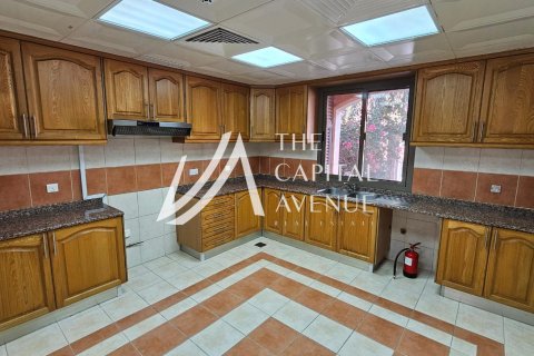 Villa de 4 dormitorios en Abu Dhabi Gate City, UAE No. 86652 13
